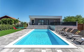 3 Bedroom Beautiful Home In Rastane Donje